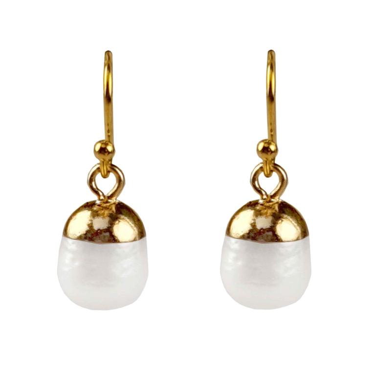 Witte zoetwater parel oorbellen met goud edelstaal en parel hanger vooraanzicht | Gold Dip White Pearl