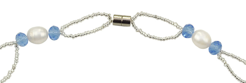 Magneetslotje van witte zoetwater parelketting met blauw glas kristallen | Blacio