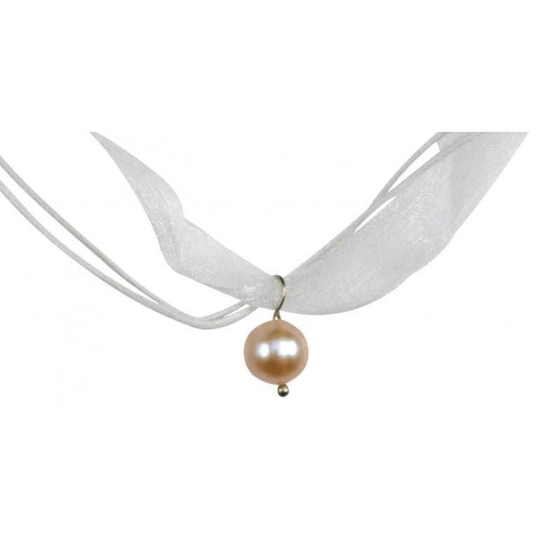 Detail van zoetwater parelketting met zalm kleurige parel hanger | Elisa