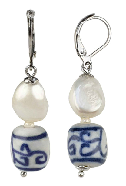 Zoetwater parel oorbellen met witte parels, Delfts blauw ornament en edelstaal | Hollands Glorie Spiral White