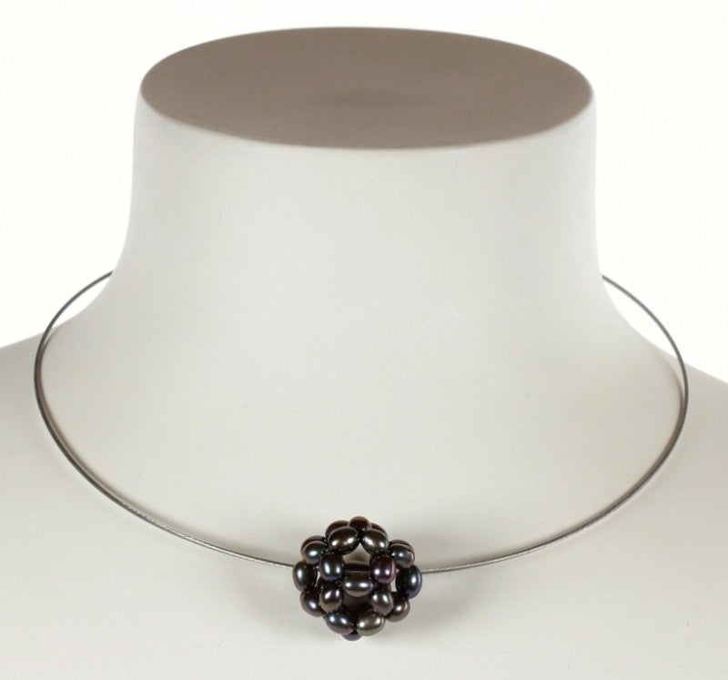 Zoetwater parelketting met paars blauwe parels in bol hangend aan spang op buste | Black Ball