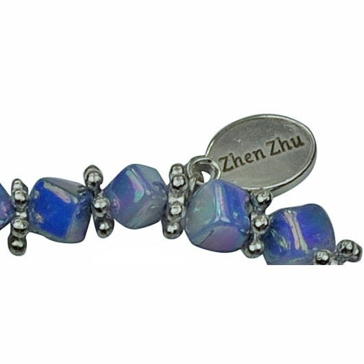 Detail van hemels blauwe parelmoeren armband | set Shell Cube AB Blue