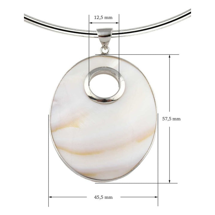 Detail van parelmoeren choker ketting met witte parelmoeren hanger met maatindicatie | Donut Oval White Shell