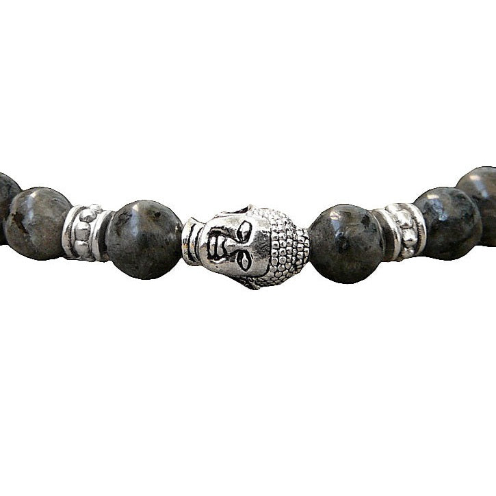 Detail van edelstenen armband met zwarte edelstenen en een Boeddha hoofd | Elastisch | Buddha Larvikite