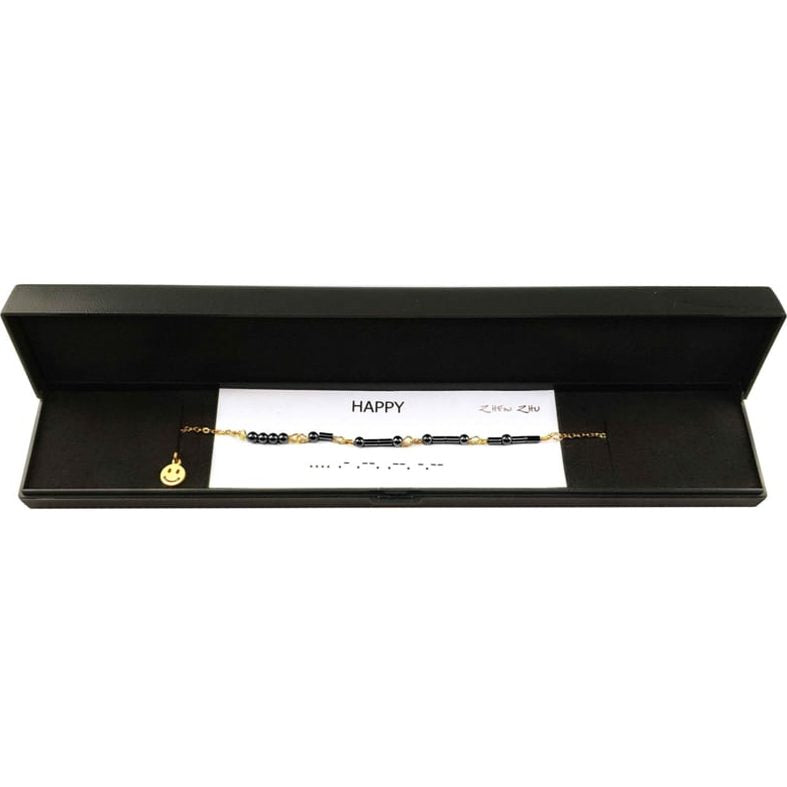 In sieradendoosje zwarte edelstenen ketting met goud edelstaal en hematiet stenen die het woord HAPPY in morse code weer geeft | Morse Code Happy Black Hematite Gold