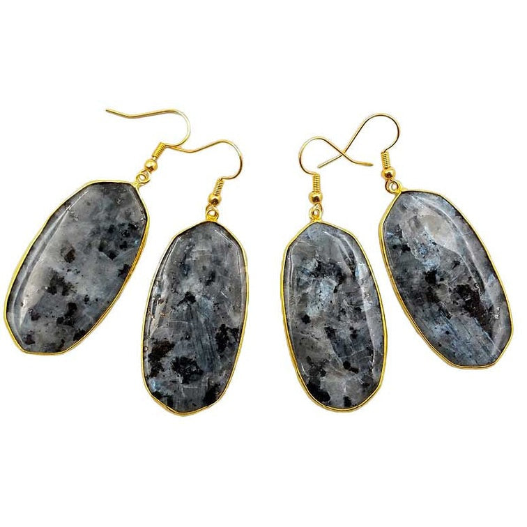 Grote edelstenen oorbellen met zwarte labradoriet en goud edelstaal meerdere op een rij | Big Black Labradorite Gold