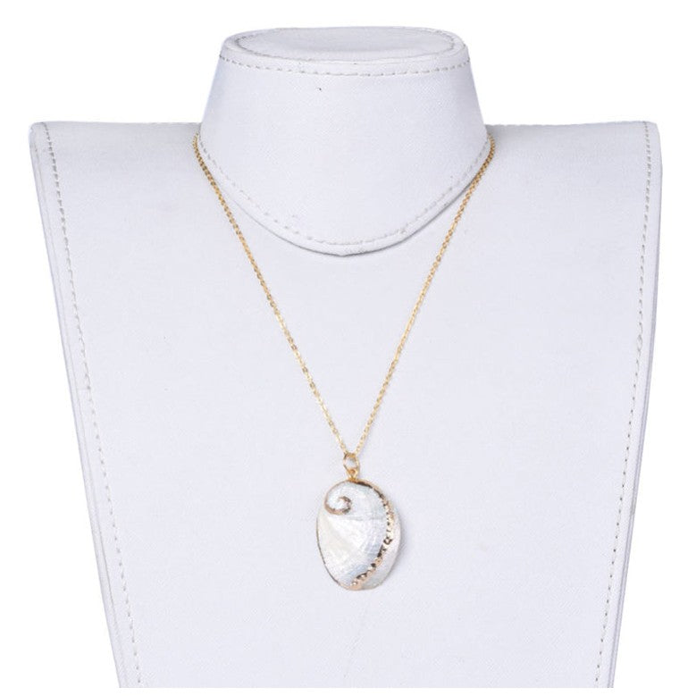 Parelmoeren schelpen ketting met witte schelp aan gouden ketting op buste | White Shell Gold