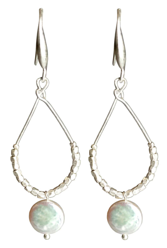Lange witte zoetwater parel oorbellen met witte coin parel en mat zilver | Milany Silver