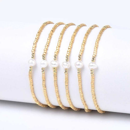 Wit zoetwater parel armband met gouden kraaltjes, meerdere parel armbandjes op een rij | Mini Pearl One Gold Color
