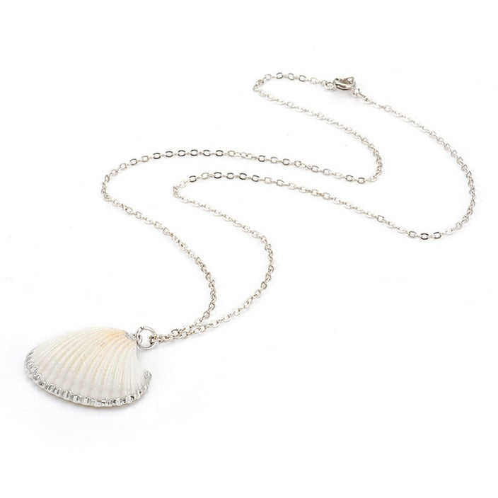 Schelpen ketting met witte schelp en zilver edelstaal liggend | set White Cockel Shell Silver