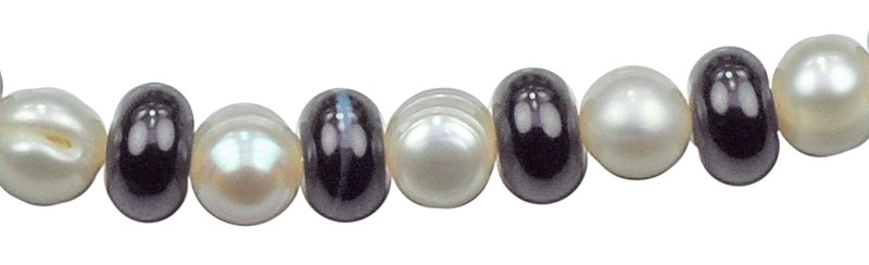 Detail van zoetwater parelketting met witte parels, zwarte agaat en sterling zilver (925) | Elise