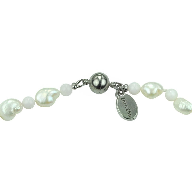 Magneetslotje van zoetwater parelketting met witte parels, bedeltjes van Delfts blauw | Hollands Glorie Bedeltje