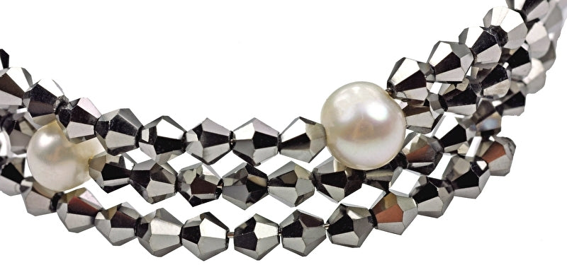 Detail van wit zoetwater parel wikkelarmband met zilver kleurige stras steentjes | Pearl W Metalic Silver