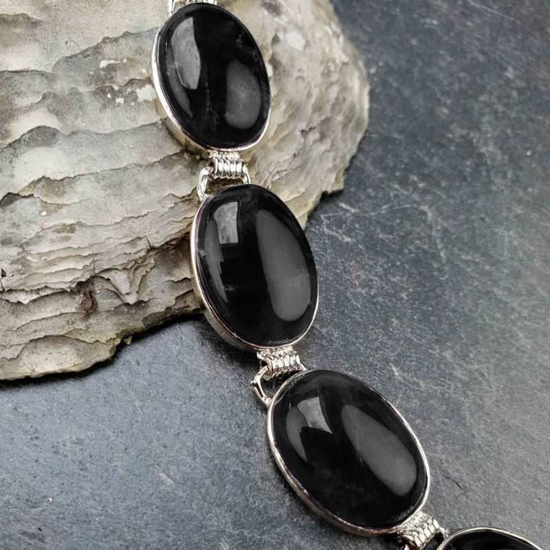 Zwart edelstenen armband met zwarte agaat met achtergrond leisteen| Black Agate Oval