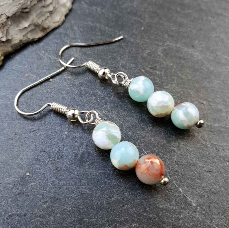 Licht blauwe edelstenen oorbellen met Shoushan en sterling zilver (925) liggend op leisteen zijaanzicht | Shoushan