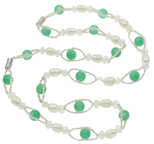 Witte zoetwater parelketting vast gemaakt aan parel armband met groene glaskralen en magneetslot | set Janta