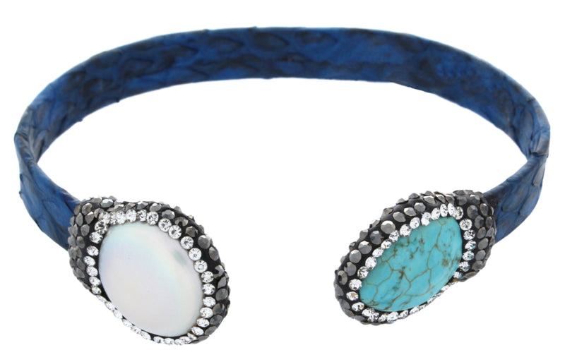 Wit zoetwater parel armband met turkoois en blauw leer en stras steentjes | Bright Pearl Turquoise Blue Leather Small