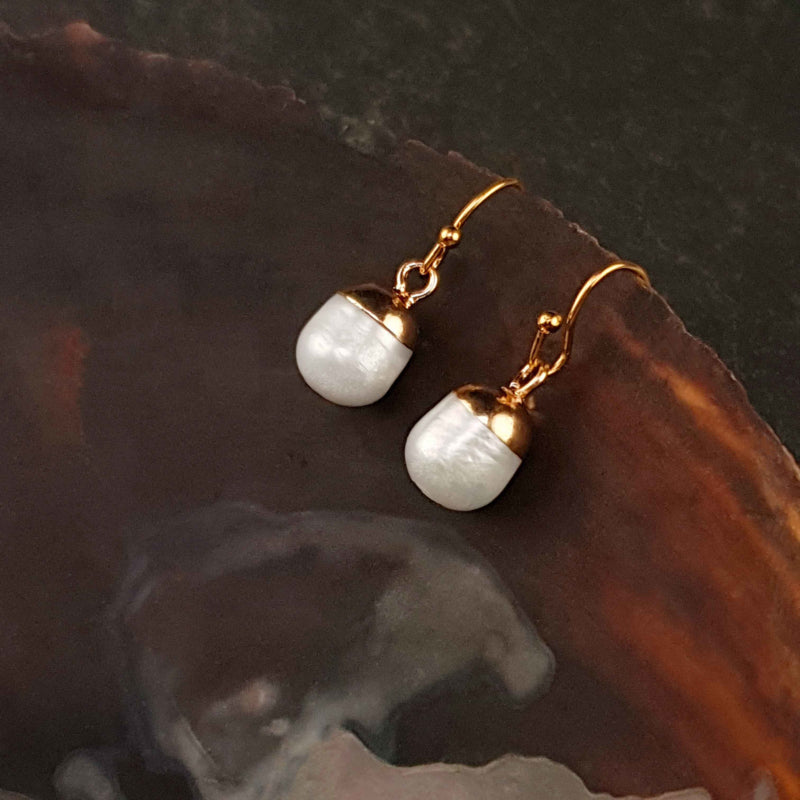 Witte zoetwater parel oorbellen met goud edelstaal en parel hanger hangend in schelp | set Gold Dip White Pearl