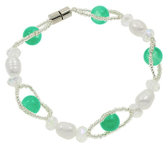 Witte zoetwater parel armband met groene glaskralen en magneetslot | set Janta