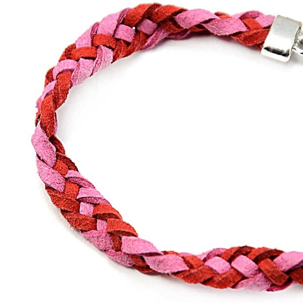 Detail van wit zoetwater parel armband met rood en roze suède | pearl Charm Suede