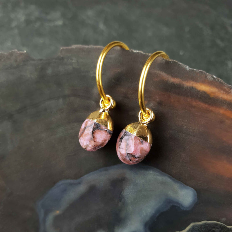 Roze edelstenen oorbellen met rhodoniet en goud edelstaal, oorringen met roze edelstenen hangertje liggend in schelp | Golden Hope 15 mm Rhodonite
