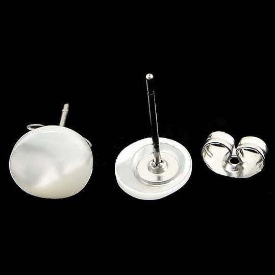 Witte parelmoeren oorknopjes met edelstaal voor en achterzijde | Little White Shell Round