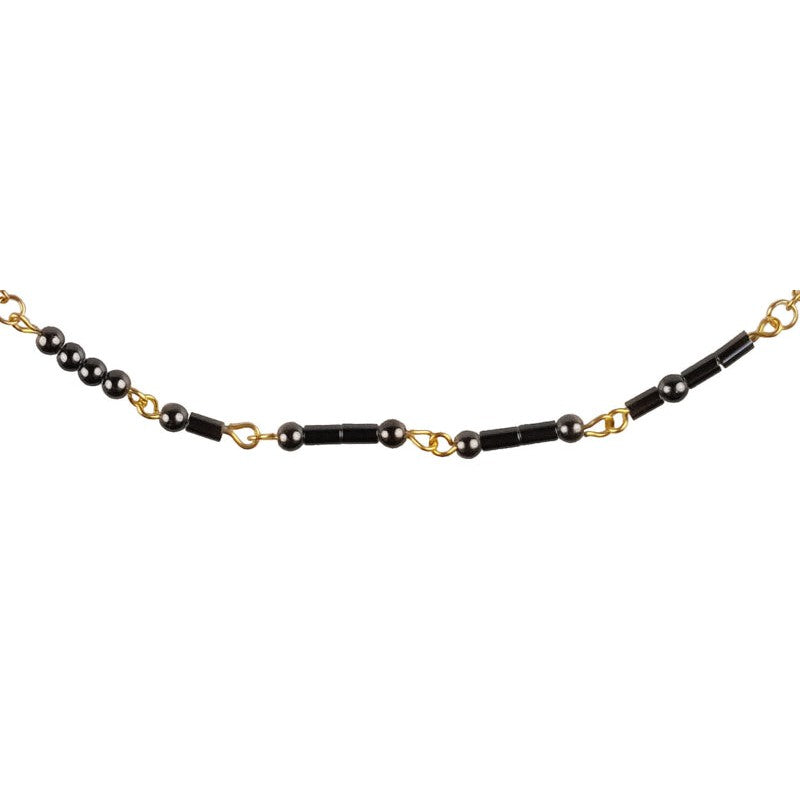 Detail van zwarte edelstenen ketting met goud edelstaal en hematiet stenen die het woord HAPPY in morse code weer geeft | Morse Code Happy Black Hematite Gold