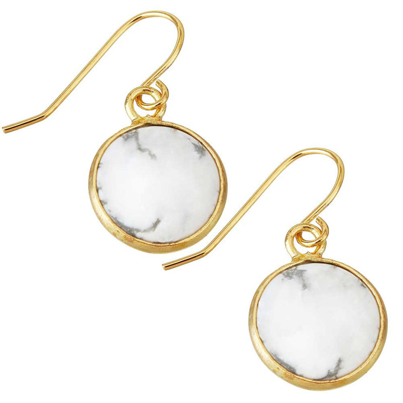 Witte edelstenen oorbellen met howliet en goud edelstaal schuin liggend | Howlite Gold Round