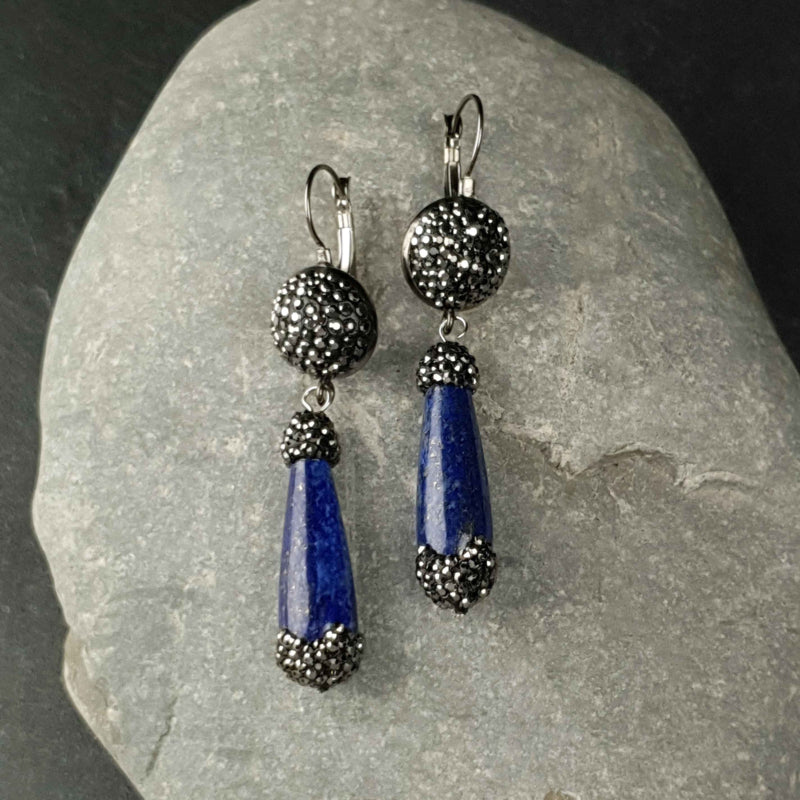 Blauwe edelstenen oorbellen met lapis lazuli en stras stenen liggend op kei | Bright Lapis Lazuli Long Drop
