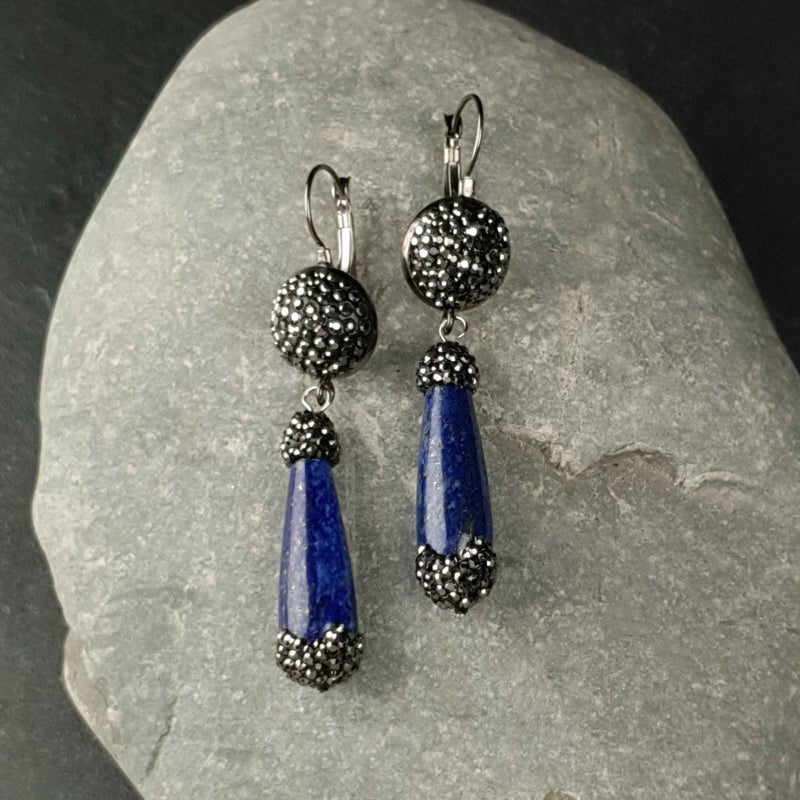 Blauwe edelstenen oorbellen met lapis lazuli en stras stenen liggend op kei | Bright Lapis Lazuli Long Drop