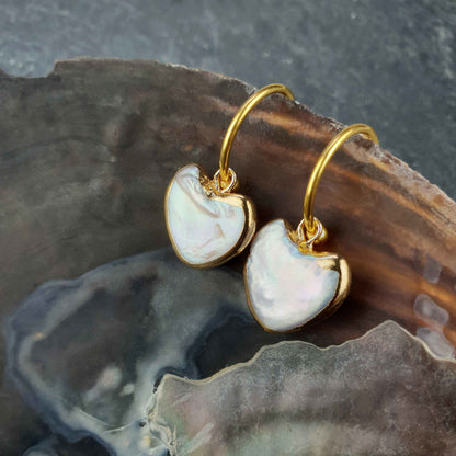 Zoetwater parel oorringen met wit parel hart en goud edelstaal hangend in schelp | Golden Hope 15 mm Heart White Pearl