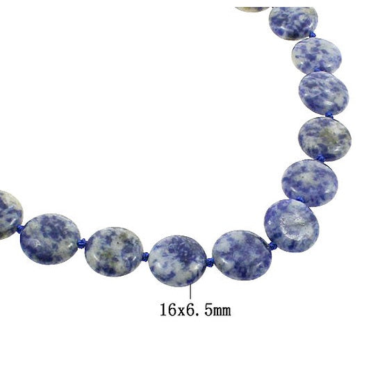 Detail van blauwe handgeknoopte edelstenen ketting met blue spot jaspis stenen met maat indicatie| Blue Spot Coin
