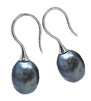 Zoetwater parel oorbellen met donker grijze barok parel en sterling zilver (925) schuin | Mayla Dark