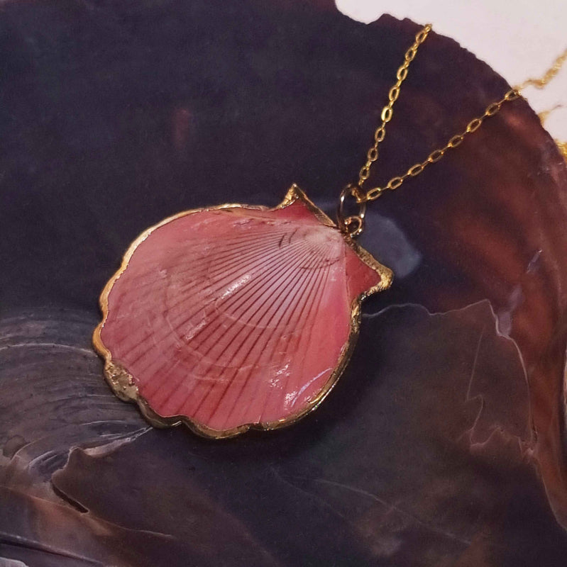 Detail van roze schelpen ketting met Shell schelp en goud edelstaal liggend in schelp | Gold Sea Shell Pink