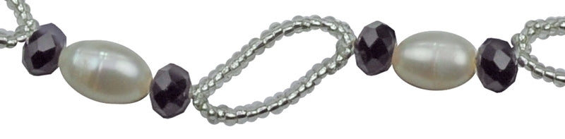 Detail van zoetwater parelketting met witte parels, zwarte facet geslepen glaskralen en magneetslotje | Zwicio