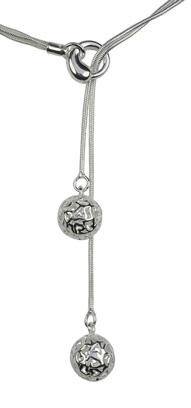 Detail van verzilverde ketting met 2 kettingen en een open gewerkte bal | Silver Two Ball