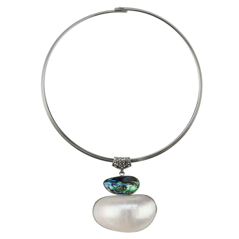 Witte parelmoeren ketting met abaloon hanger aan zilveren spang | White Shell Green Abalone