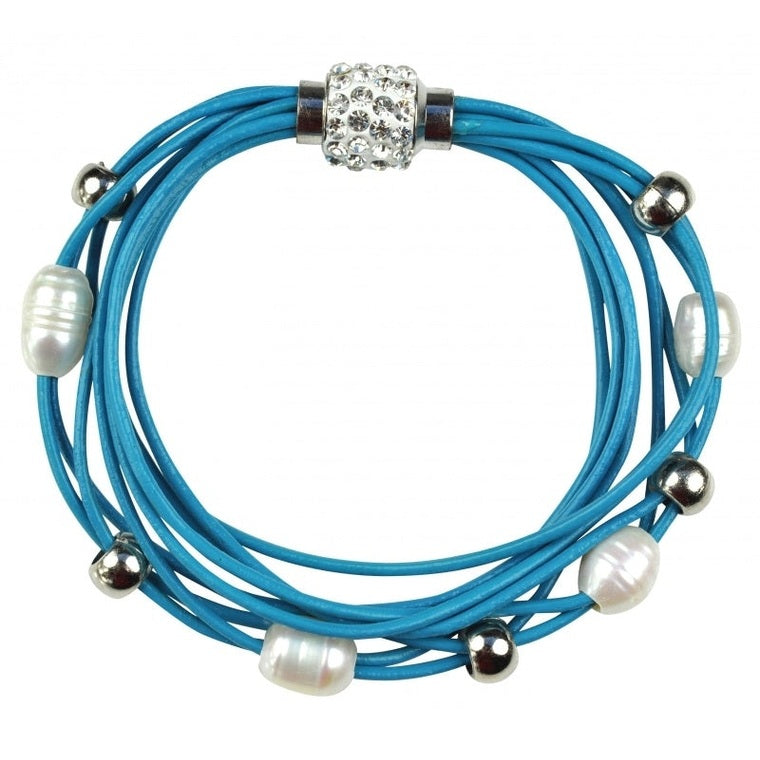 Wit zoetwater parel armband met blauw leer, magneetslot en stras steentjes | Bling Pearl Aqua