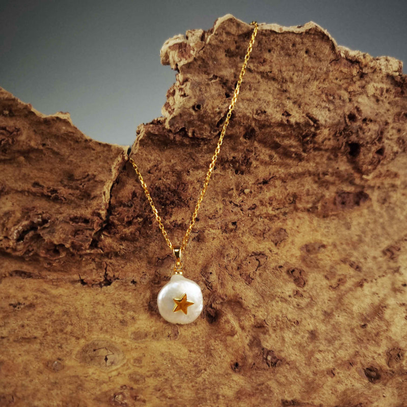 Witte zoetwater parelketting met goud edelstaal en parel hanger met gouden ster met achtergrond schors | set Coin Pearl Golden Star