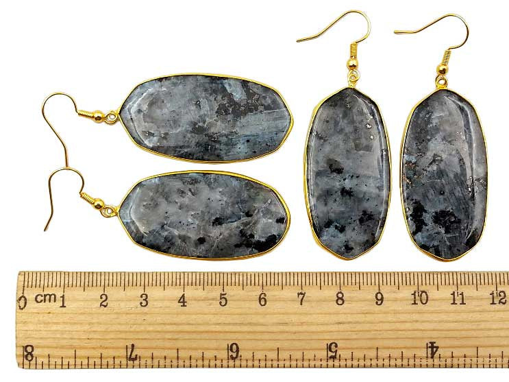 Grote edelstenen oorbellen met zwarte labradoriet en goud edelstaal liggend naast lineaal | Big Black Labradorite Gold