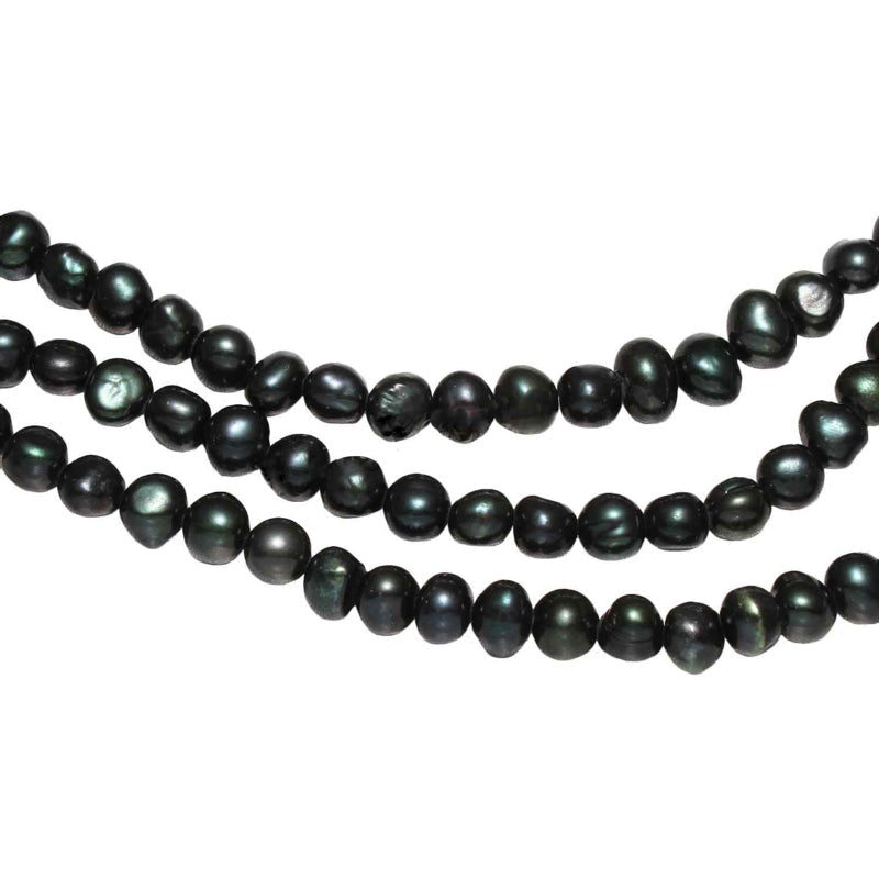 Detail van zoetwater parel armband met 3 rijen blauw zwarte parels | Black Three Baroque Pearl