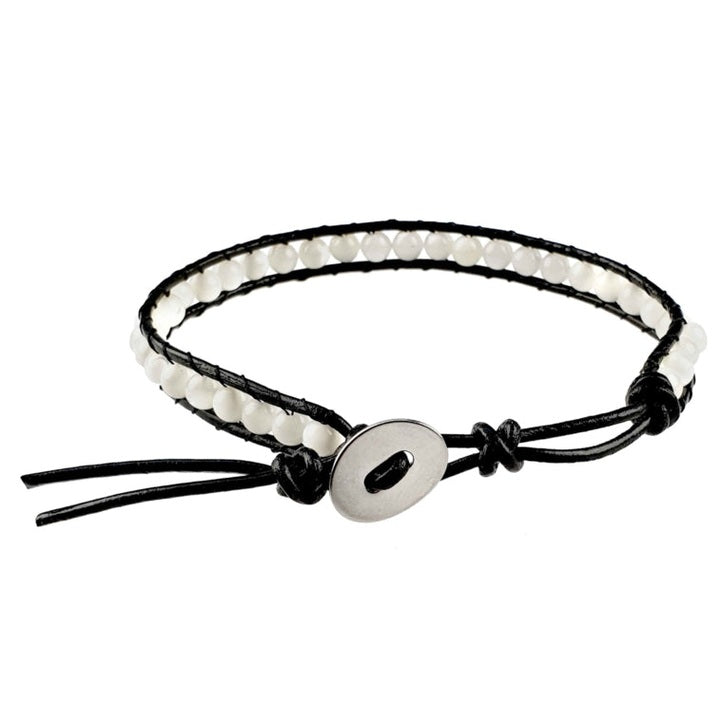 Slotje van parelmoeren armband met wit parelmoer en zwart leer | White Shell Wrap