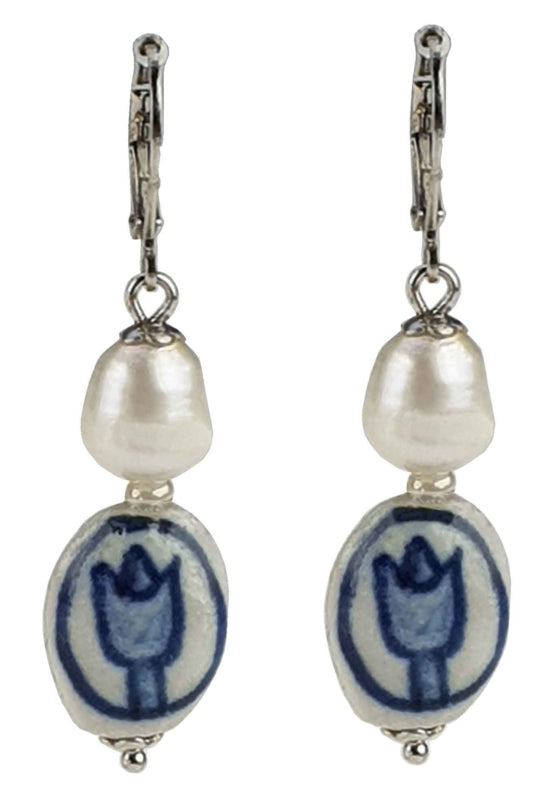 Zoetwater parel oorbellen met witte parels, Delfts blauw ornament en edelstaal, vooraanzicht | Hollands Glorie Tulp Wit