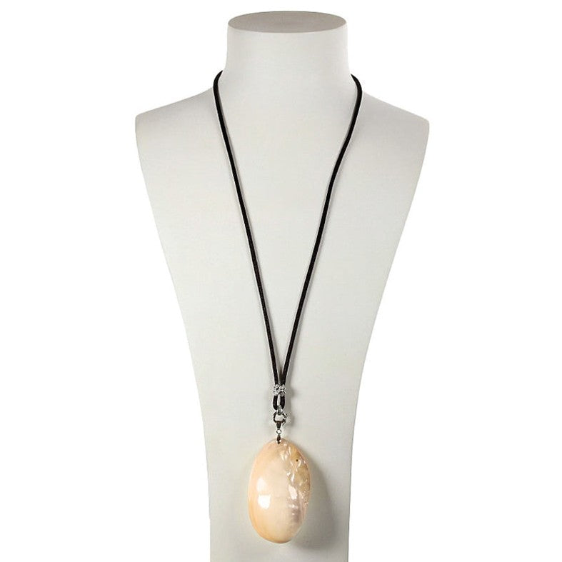 Grote cremè witte parelmoeren schelpen ketting op buste | Big Mama