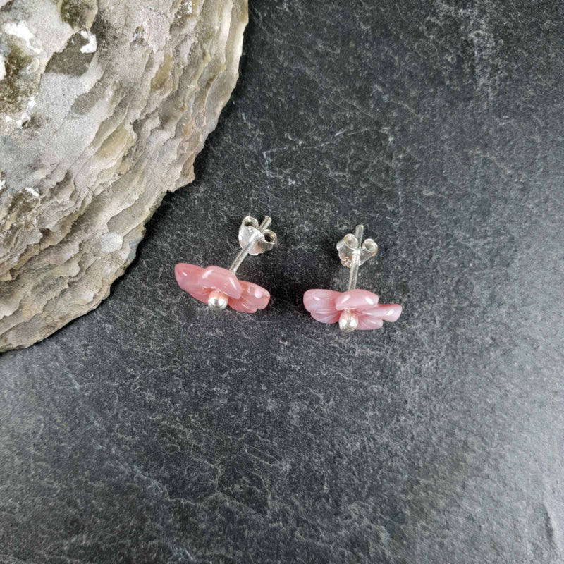 Roze parelmoeren oorbellen in bloem vorm met sterling zilver 925 liggend op leisteen bovenaanzicht  | Pink Shell Flower