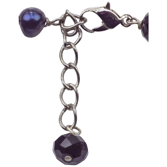 Slotje van zoetwater parel armband met paars blauwe parels en zwarte facet geslepen kristallen | Biba