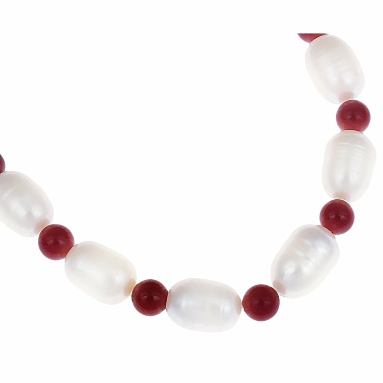 Detail van wit zoetwater parel armband met rood koraal, elastisch | Claudine