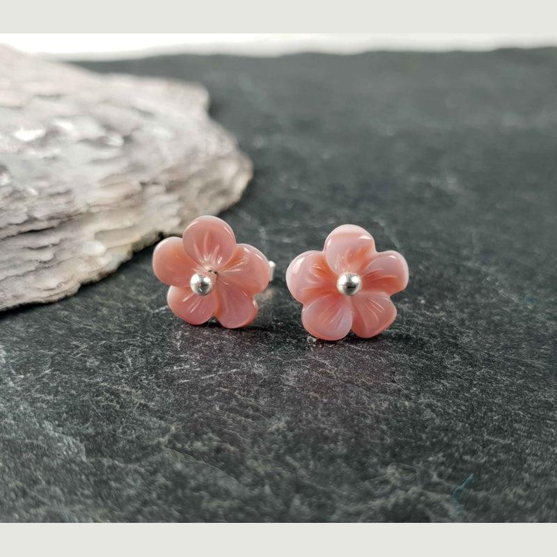 Roze parelmoeren oorbellen in bloem vorm met sterling zilver 925 liggend op leisteen vooraanzicht | Pink Shell Flower