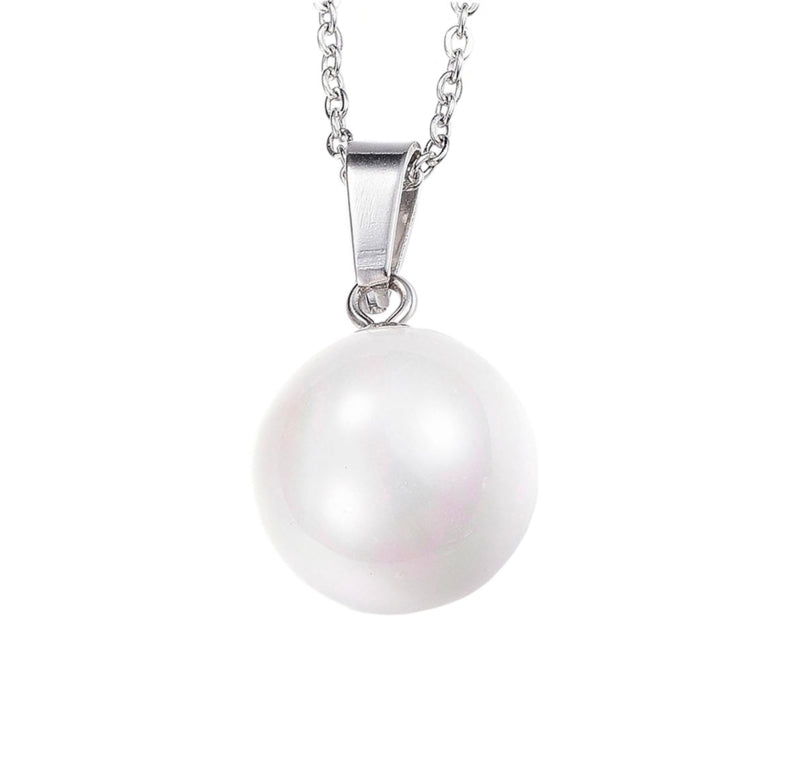 Detail van ketting met witte parel | Sanna