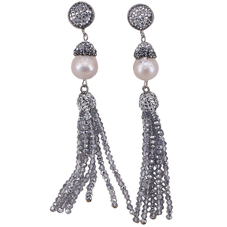 Lange zoetwater parel oorbellen met zilver kristallen kwastje en witte parel, vooraanzicht | Bright Big Pearl Silver Crystal Tassel